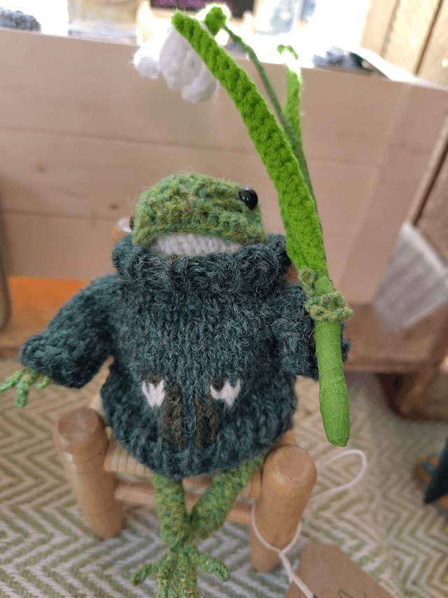 Knitted Crafts - A Pond Full of Fun: Hand-Knitted Frog Friends (Dotpebbleknits Pattern)